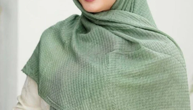 چطور روسری های ساده آسمان می توانند استایل شما را متفاوت کنند؟